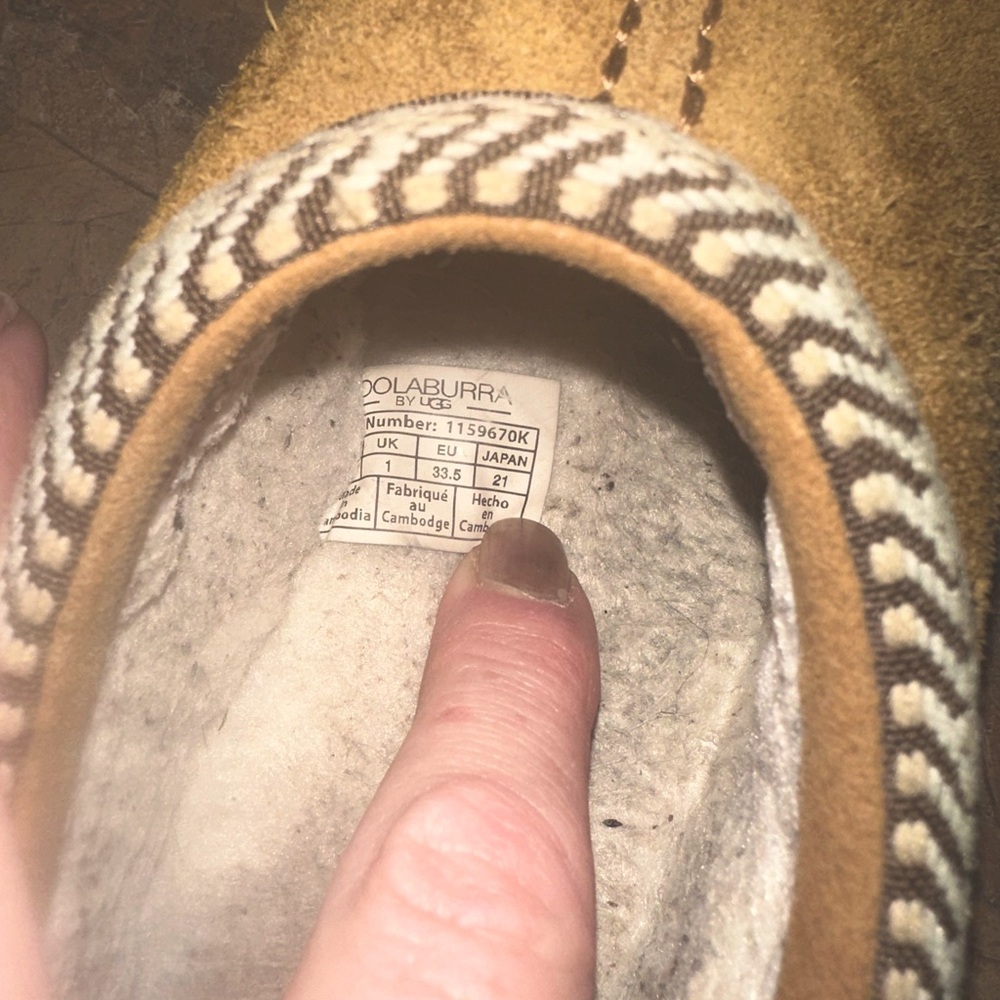 Girls Ugg Slippers size 2~ very good used condition.